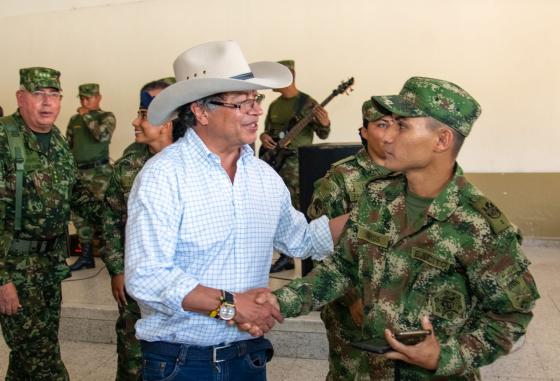 El Almuerzo De Gustavo Petro Con Los Soldados De La Cuarta División Del ...